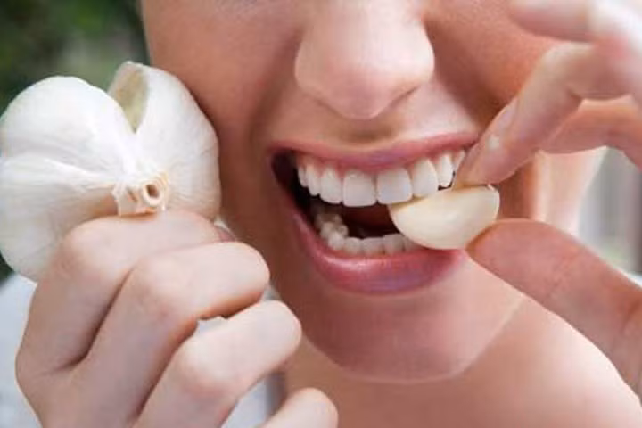  4. Giảm huyết áp Ăn tỏi mỗi ngày giúp cơ thể duy trì mức huyết áp ổn định. Các loại hoạt chất trong tỏi có khả năng làm giảm huyết áp tương tự như các loại thuốc chuyên dùng khác. Theo ước tính đăng trên tạp chí Khoa học về dược phẩm Pakistan, khoảng 600-1.500 mg chiết xuất tỏi mang lại hiệu quả trong 24 tuần như loại thuốc Atenolol mà người cao huyết áp thường sử dụng. Ngoài ra, do tỏi có chứa polysulfides, các phân tử lưu huỳnh giúp kích thích việc sản xuất các tế bào nội mạc, làm giãn cơ trơn và giãn mạch máu, giúp kiểm soát huyết áp. 