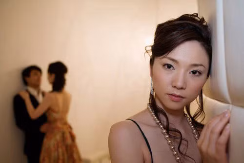 Bat qua tang chong dai gia vao nha nghi voi bo tre dep, vo gio chieu khong ai ngo