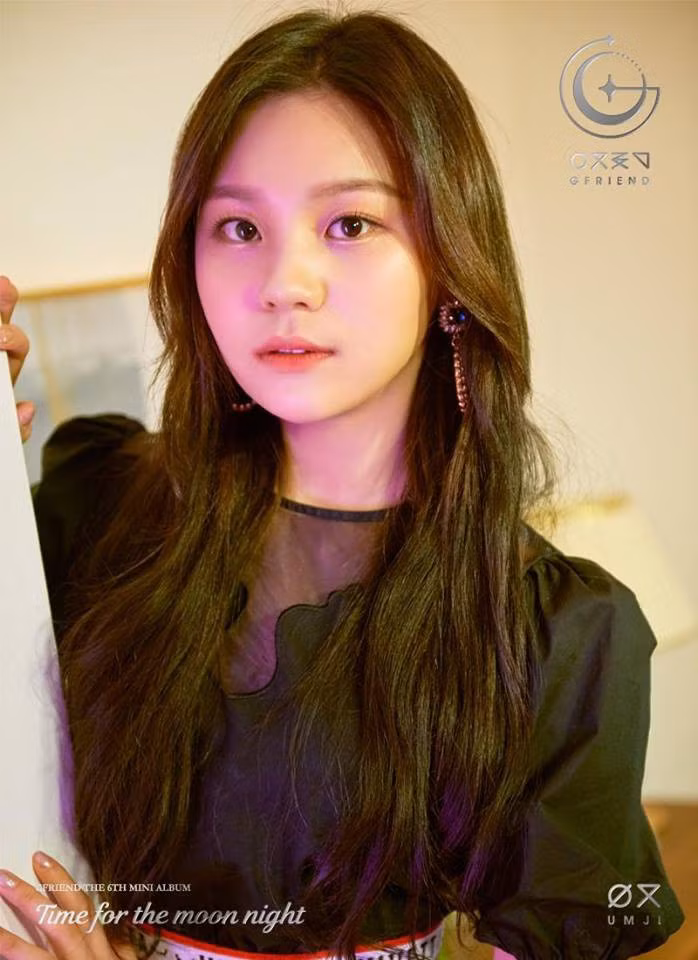 Trước đó, khi bị gán danh hiệu "thần tượng xấu nhất Kpop", nữ ca sĩ đã rất tự ti. Mỗi lần đứng trên sân khấu, cô thường nép sau thành viên khác hoặc dùng tóc che bớt mặt.