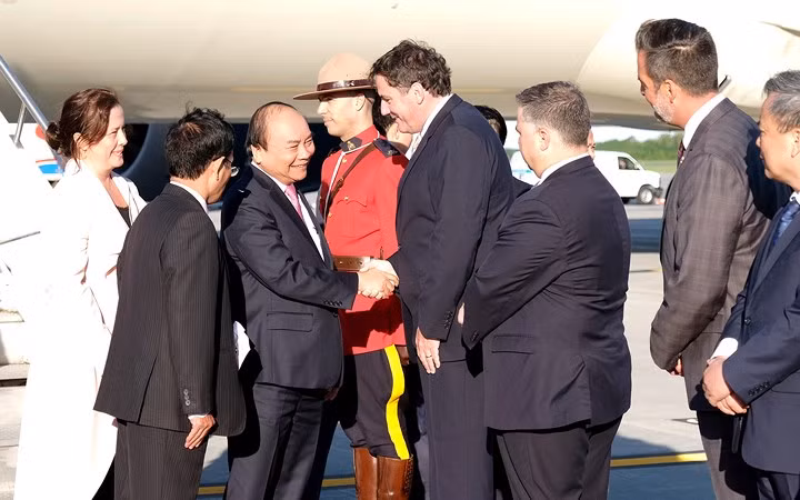 Vào 6h30 sáng 8/6, theo giờ Canada, tức 17h30 ngày 8/6, theo giờ Việt Nam, Thủ tướng Nguyễn Xuân Phúc cùng Đoàn Cấp cao Việt Nam đã đến Sân bay quốc tế Jean – Lesage, thành phố Québec, bang Québec, bắt đầu chương trình tham dự Hội nghị Thượng đỉnh G7 mở rộng và thăm Canada từ ngày 8-10/6/2018.