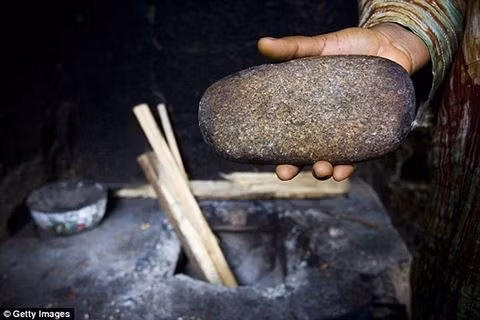 Hòn đá cuội lớn được nung nóng để là ngực trẻ em gái.