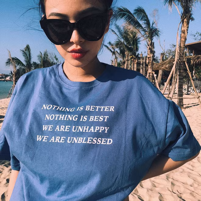 Với một thỏi son tông màu nổi bật, dàn hot girl Việt vẫn có thể bỏ qua các bước sử dụng kem nền, phấn lót hay má hồng. Kiểu tóc đơn giản với đôi môi sắc đỏ cũng đủ giúp gương mặt tràn đầy sức sống như Tú Hảo trong chuyến nghỉ dưỡng trên biển.