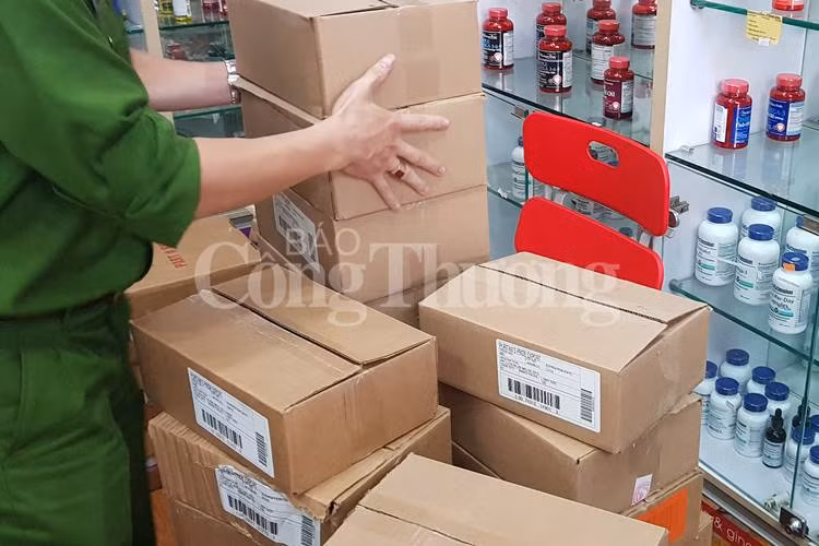 Ha Noi: Phat hien hang loat TPCN het han su dung tai Cong ty Minh Tam-Hinh-4