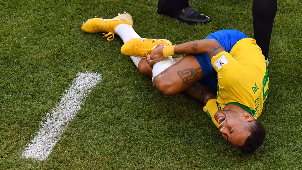 Hành động ăn vạ chỉ dấu cho sự yếu đuối trong Neymar.