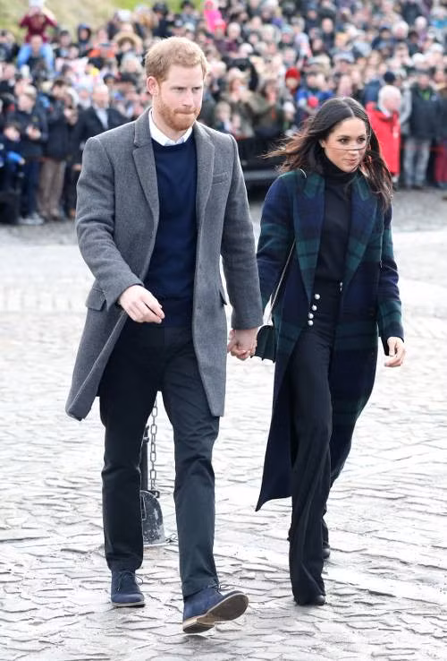 Chiếc áo khoác Burberry màu xanh lá họa tiết caro mà hôn thê của Hoàng tử Harry diện trông khá đơn giản, nhưng lại dễ mặc và phối đồ.