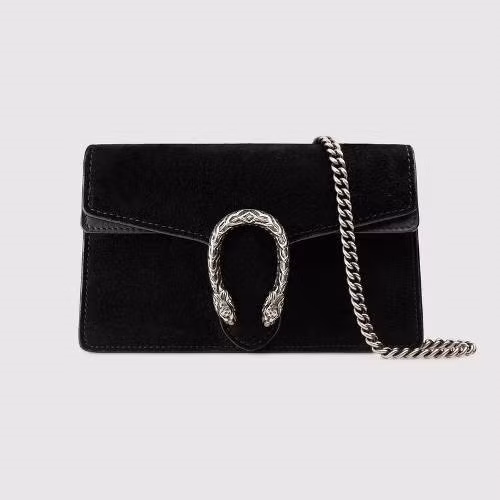 Theo nghiên cứu của Poshmark, số lượng đơn hàng dành cho chiếc túi này tăng 214% ngay sau khi Markle đeo nó.