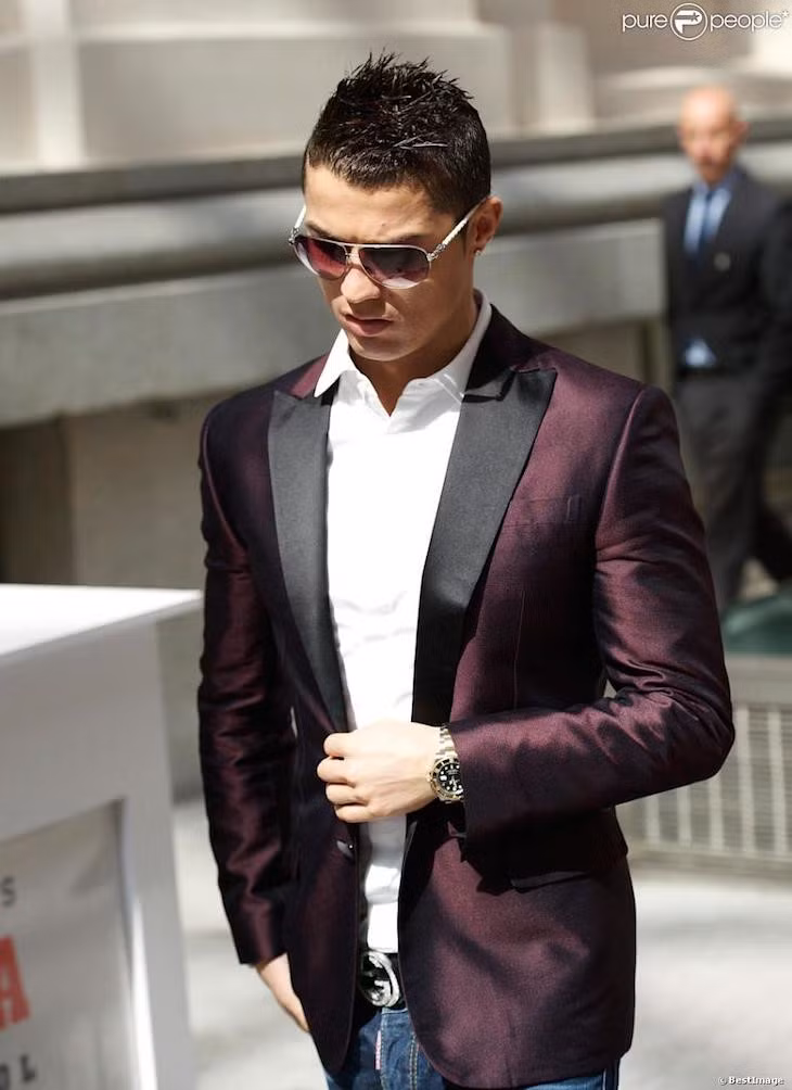 Với những mẫu blazer màu sắc thì đồng hồ phom dáng cổ điển làm từ chất liệu vàng luôn là sự lựa chọn hàng đầu của anh. Thiết kế đến từ Rolex với mức giá khoảng 39.900 USD (gần 900 triệu đồng).