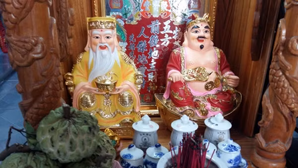 Người làm kinh doanh thờ thần tài nên làm lễ ở nơi kinh doanh chứ không nên làm ở đình, chùa. (Ảnh minh họa).