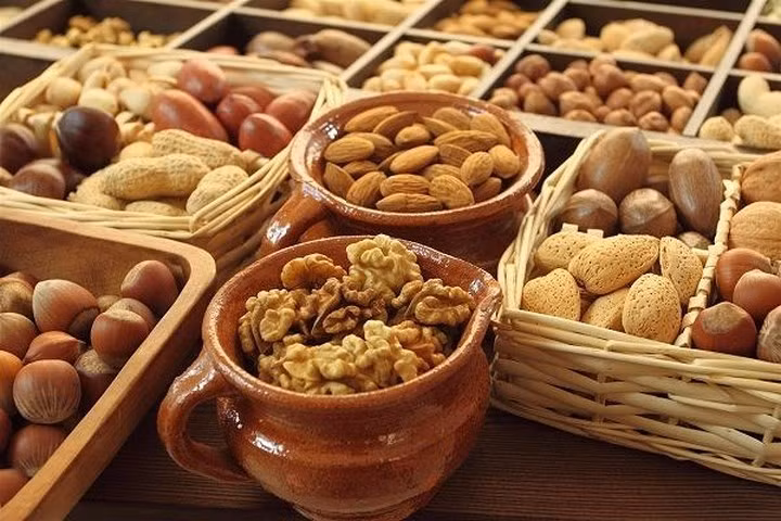 Các loại hạt: Hầu hết chúng ta đã biết rằng các loại hạt, như hạnh nhân, hạt điều, quả hồ trăn,…, rất bổ dưỡng, vì chúng chứa vitamin, protein, khoáng chất và axit béo omega-3. Các loại hạt cũng có thể giúp ngăn ngừa ung thư da, vì hàm lượng vitamin E có trong các loại hạt hoạt động như một hàng rào bảo vệ giữa các tế bào da và tia UV từ mặt trời, do đó ngăn ngừa tế bào ung thư.