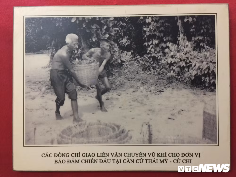 Để không bị phát hiện khi vận chuyển, các chiến sĩ giấu vũ khí trong các thùng đựng thực phẩm như cà chua, dưa leo. Mỗi lần xe chở vũ khí về nhà, các chiến sĩ đều chọn thời điểm trời gần tối, lùi xe vào tận trong nhà để tránh sự chú ý của mọi người xung quanh.