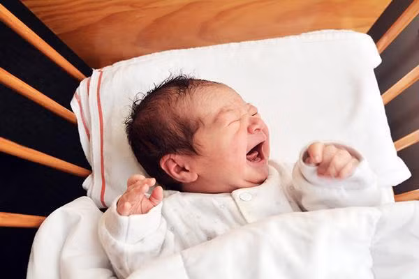 Khi con khóc, hãy kiểm tra nhiều yếu tố liên quan đến sức khỏe. (Ảnh minh họa).