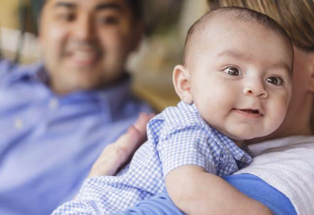 Vỗ nhẹ vào lưng giúp bé hết nấc hiệu quả. (Ảnh minh họa)