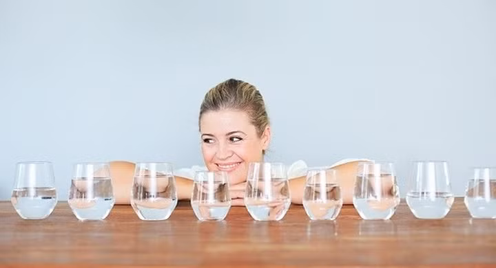 Cung cấp đủ nước cho cơ thể: Nếu bạn muốn có mái tóc đẹp thì bạn cần phải tăng lượng nước uống, và giảm rượu và cafein. Nước không chỉ giữ cho làn da của bạn mềm mại mà nó cũng giữ cho mái tóc của bạn được dưỡng ẩm và giúp ngăn ngừa tóc bạc sớm. Nếu thiếu nước và độ ẩm, chất dinh dưỡng sẽ không thể tiếp cận với nang lông và điều này có thể dẫn đến tóc có màu xám. Vì vậy, hãy uống 8-10 ly nước mỗi ngày.