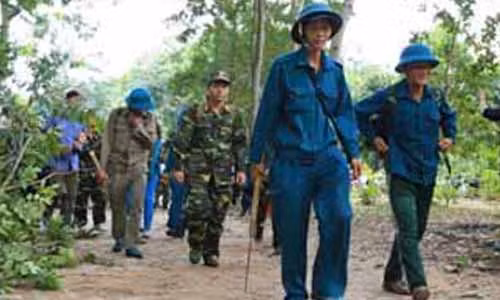Lực lượng tìm kiếm đang khẩn trương lên núi tìm kiếm chiếc máy bay và 3 sĩ quan.