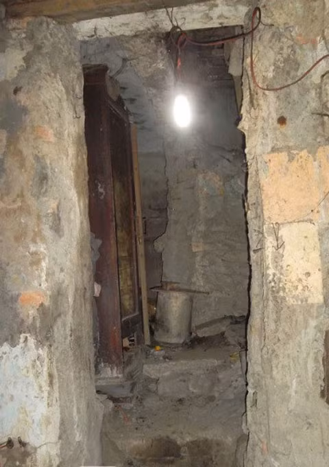 Bên trong ngôi nhà của cụ Hộ đang ở là một không gian tối u ám ẩm mốc, mùi của chuột gián và ánh sáng lờ mờ phát ra từ chiếc bóng đèn nhỏ độc nhất. Ảnh: Giadinhonline.
