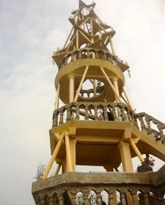 Ý định ban đầu của lão nông này là xây một căn nhà cao nhất vùng gồm 10 – 15 tầng, trong đó có 5 tầng chính có thể ở, còn lại là một “ngọn tháp” 5 – 7 tầng nhỏ chu vi hình lục giác nổi bật ở phía trên.