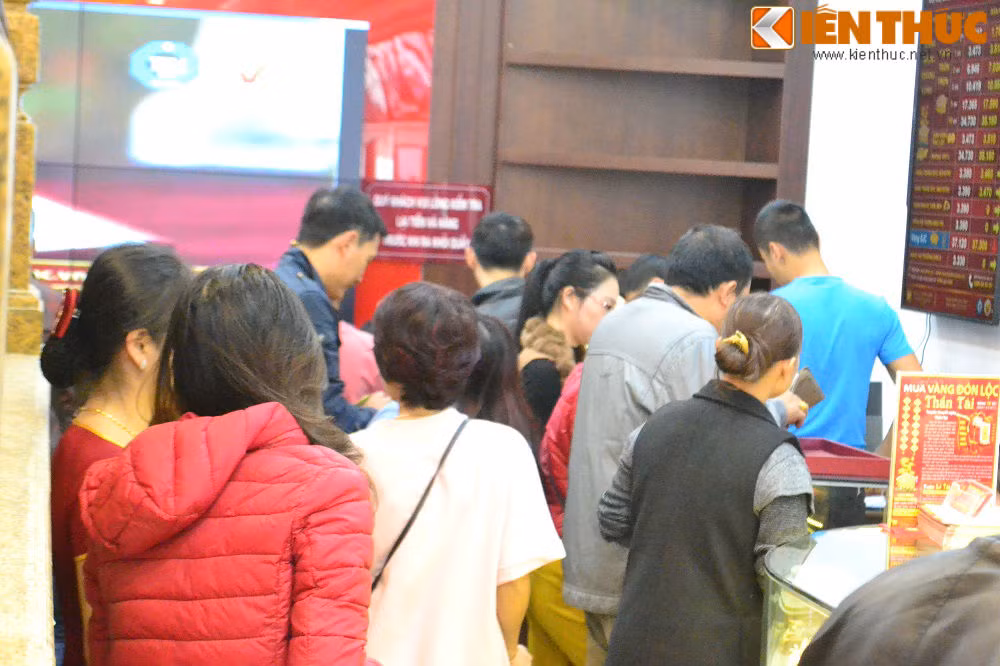 Khu vực quầy thu ngân lúc nào cũng đông kín người chờ tính tiền.
