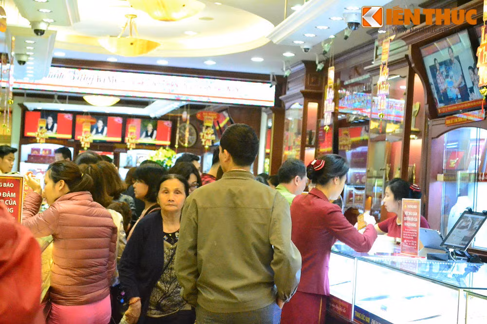 Tuy không đến mức xếp hàng dài từ ngoài vỉa hè như năm ngoái nhưng ở bên trong cửa hàng, khách cũng phải chen chân nhau chờ tới lượt mới được mua vàng.