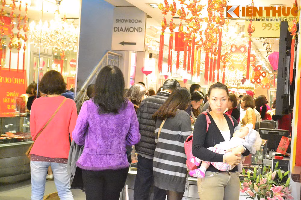 Theo thông tin từ các doanh nghiệp vàng, do năm ngoái lượng khách mua vàng tăng đột biến so với ngày thường nên số lượng sản phẩm vàng chuẩn bị bán trong ngày Vía Thần tài đều tăng gấp đôi, gấp ba lượng cung để phục vụ khách.