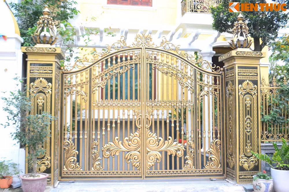 Thiết kế cổng của căn biệt thự này khá hoành tráng và nổi bật so với các tòa nhà xung quanh.