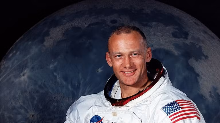 Phi hành gia Buzz Aldrin: Phi công lái tàu thăm dò Mặt trăng trong sứ mệnh Apollo 11 và là người thứ hai đặt chân lên Mặt trăng sau chỉ huy trưởng Neil Armstrong. Sau khi rời NASA năm 1971, ông trở lại phục vụ Không quân. Cựu phi hành gia này đã viết nhiều cuốn sách, kể cả các cuốn có nhan đề “Trờ lại trái đất” và “Những người đàn ông từ Trái đất”.