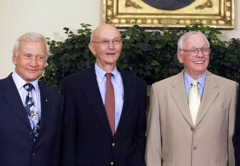 Neil Armstrong và Buzz Aldrin trở thành người đầu tiên ghi dấu bước chân loài người trên Mặt trăng, riêng phi hành gia Michael Collins đảm trách nhiệm vụ ngồi bên trong điều khiển hệ thống tàu Apollo 11.
