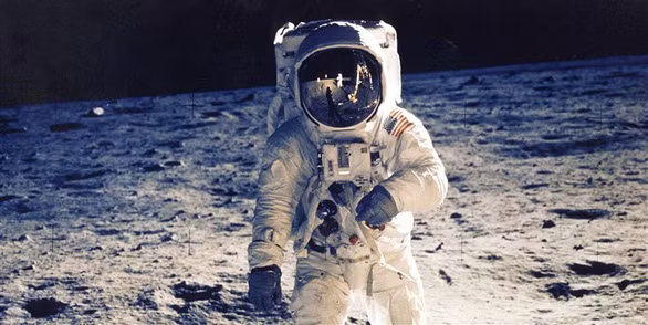 Ngày 20/6/1969, NASA hoàn thành xuất sắc sứ mệnh của mình trên tàu Apollo 11, khi đưa nhà du hành Neil Armstrong trở thành người đầu tiên trong lịch sử đặt chân lên Mặt trăng. 50 năm chinh phục Mặt trăng, các phi hành gia ngày ấy giờ ra sao?