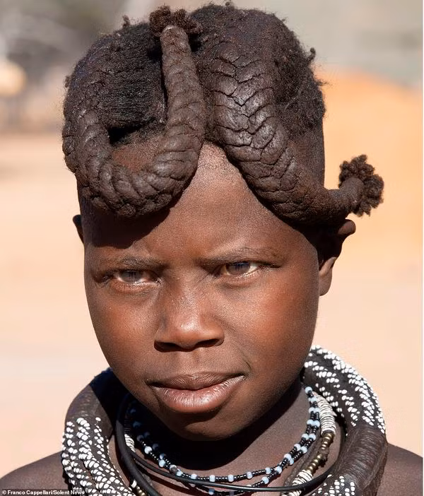 Nói cách khác thì đa số đàn ông Himba cởi trần, còn phụ nữ thì mặc "bán nude".