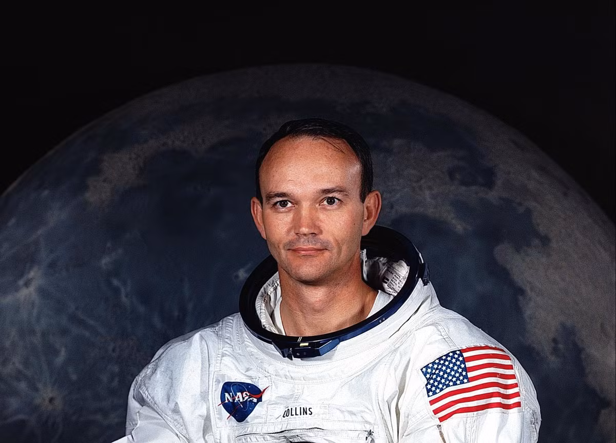 Phi hành gia Michael Collins: Phi công lái khoang chứa người, trang thiết bị cho sứ mệnh Apollo 11. Ông có nhiệm vụ lái tàu vũ trụ bay vòng quanh Mặt trăng trong khi các đồng nghiệp - Neil Armstrong và Buzz Aldrin – đổ bộ xuống hành tinh này. Collins rời NASA năm 1970 và trở thành giám đốc đầu tiên của Viện Bảo tàng Hàng không và Vũ trụ quốc gia Mỹ thuộc Viện Smithsonian ở Washington.