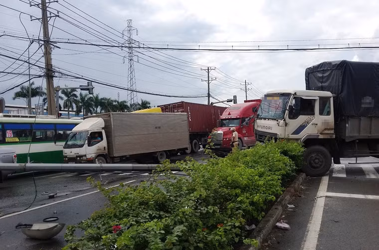 Trước đó, giữa trưa cùng ngày, chiếc xe tải nói trên đang lưu thông trên QL1 hướng từ các tỉnh vào trung tâm Sài Gòn. Khi đến giao lộ QL1 - đường số 14 (phường Linh Trung, quận Thủ Đức), bất ngờ chiếc xe tải "diễn xiếc" khiến nhiều người đi đường nháo nhào né tránh.