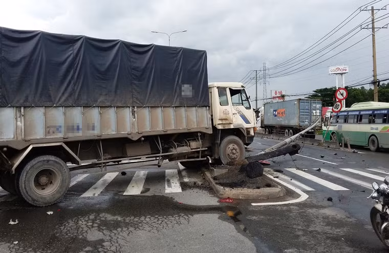 Chiếc xe tải đã húc đổ biển báo giao thông và trụ đèn chiếu sáng. Vô cùng may mắn khi các phương tiện đang lưu thông trên QL1 kịp né tránh nên đã không bị thương vong, liên luỵ.