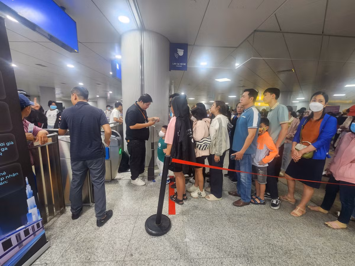 Theo quan sát của PV, các nhân viên phải quét mã QR trên vé nhiều lần mới có tín hiệu vé hợp lệ. Vì vậy, người dân phải chờ 10 đến 15 phút để qua được cổng soát vé.