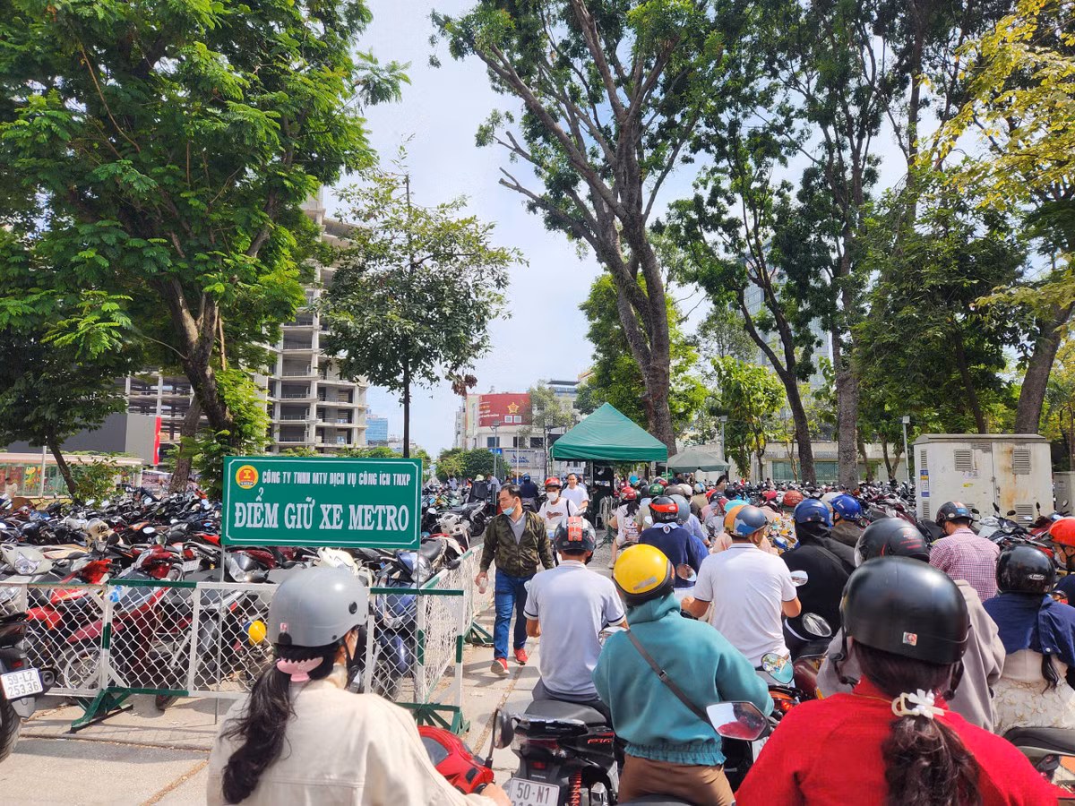 Theo ghi nhận của PV Tri thức và Cuộc sống, từ trưa đến chiều ngày 30/1/2025 (mùng 2 Tết Nguyên đán) hàng chục nghìn người dân liên tục đổ về khu vực ga Bến Thành để được trải nghiệm đi tuyến Metro số 1. Các bãi xe máy chật kín, người dân phải xếp hàng chờ có lượt xe ra mới được vào bãi gửi xe để đi Metro.
