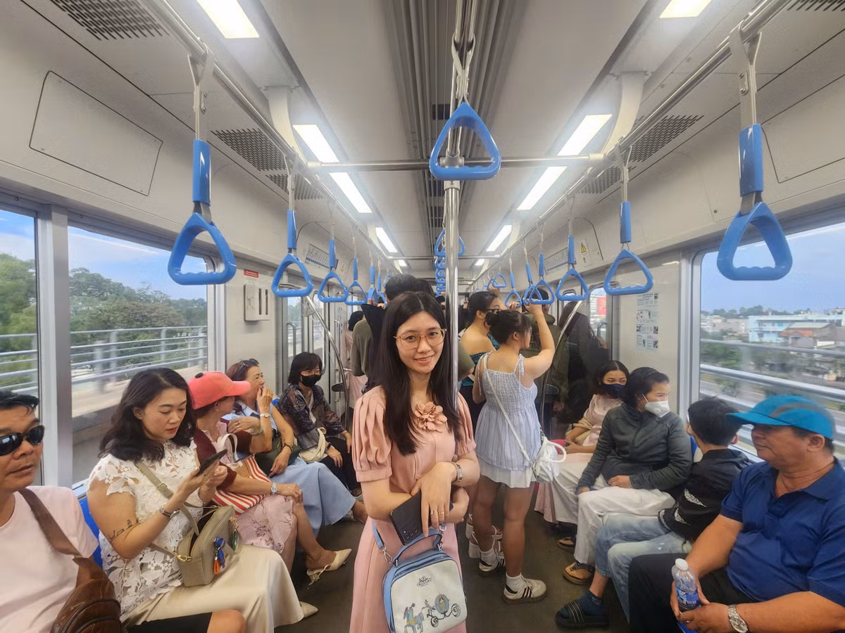 Chị Hà Thu Yến (ngụ quận Bình Tân, TP HCM) cho biết, chị cùng gia đình phải chờ hơn 45 phút mới được trải nghiệm đi Metro số 1.