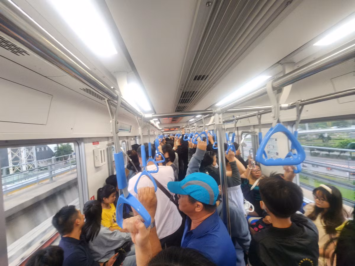 Trên tàu, người đứng chật kín.