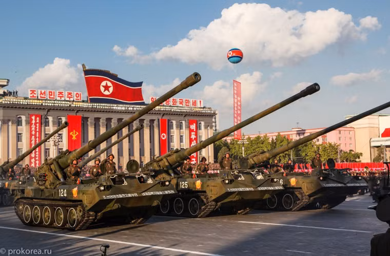 Pháo tự hành tầm xa 170mm Koksan thiết kế trên khung gầm tăng T-54/Type 59 cải tiến, trang bị pháo bờ biển 170mm. Đây được xem là một trong những loại pháo đặc biệt nguy hiểm với Hàn Quốc khi có tầm bắn 60-70km đủ sức vươn tới Seoul.