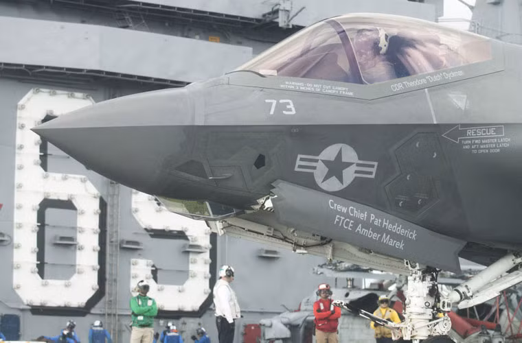 Cũng như các phiên bản F-35A/B, F-35C được trang bị hàng loạt công nghệ điện tử hàng không tối tân, gồm cả trang bị dành cho phi công (ví dụ như chiếc mũ hiển thị mục tiêu trên kính mũ bay)…