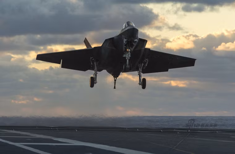 Đặc biệt, ở đuôi F-35C được thiết kế móc hãm để móc vào các dây níu “kéo” chiếc F-35C ở lại với boong tàu. Ảnh: F-35C tiếp cận mặt boong CVN-69 với móc hãm đã bật sẵn.
