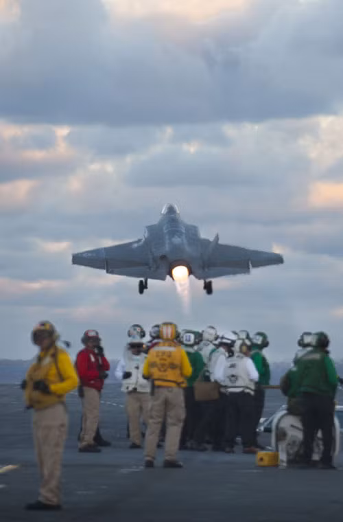 Ảnh: Động cơ phản lực F-35C đột nhiên liệu lần 2 phun lửa đưa chiếc tiêm kích hạm lao lên bầu trời.