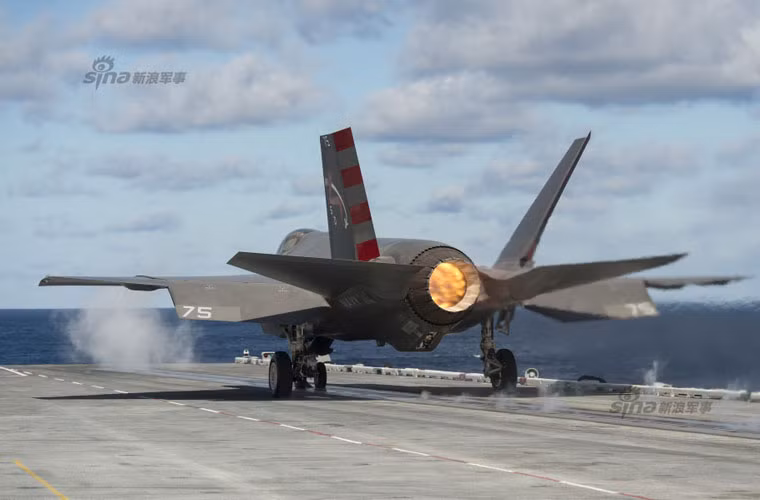 Tất nhiên, động cơ chiếc tiêm kích hạm F-35C cũng phải đốt phụ lần 2 ngay lập tức nhằm tăng lực nâng giúp máy bay lao vọt lên trời với đường băng quá ngắn trên tàu sân bay.