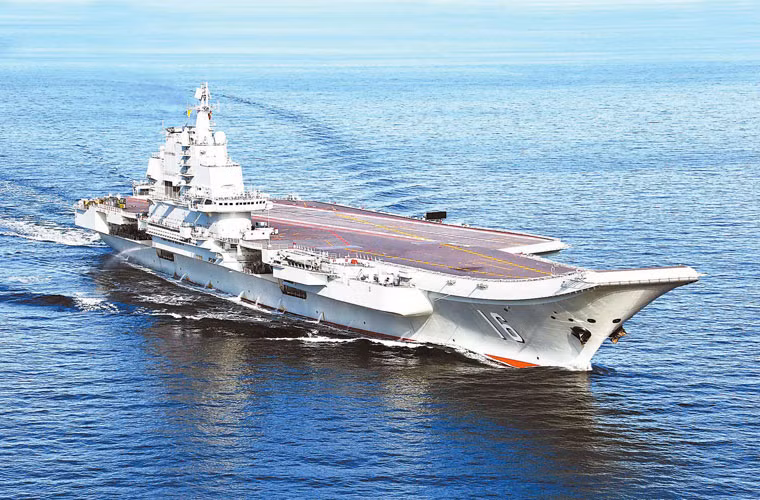Các nguồn tin rò rỉ còn cho biết, Trung Quốc đang nghiên cứu tàu sân bay Type 002A có lượng giãn nước 80.000 tấn, trang bị máy phóng thủy lực hoặc điện từ, không dùng boong phóng của tàu Liêu Ninh. Ảnh: Tàu sân bay Liêu Ninh được Trung Quốc cải tạo từ tàu Varyag của Hải quân Liên Xô.