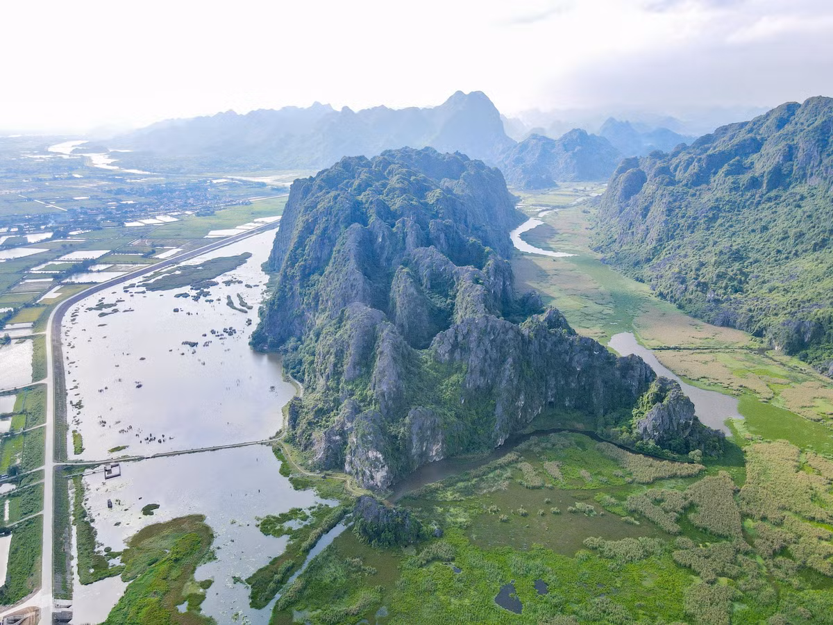 Ngày 22/5/2019, Bộ Tài nguyên và Môi trường đã trao Bằng công nhận khu Ramsar thứ 9 của Việt Nam cho Khu bảo tồn thiên nhiên đất ngập nước Vân Long. Vào năm 2020, Ủy ban Danh lục Xanh toàn cầu (IUCN) chính thức phê duyệt và chứng nhận đầm Vân Long là Danh lục xanh đầu tiên tại Việt Nam và Đông Nam Á. Bên cạnh đó, nơi đây còn được hãng phim nổi tiếng Legendary Entertainment chọn làm bối cảnh cho bộ phim Kong – Skull Island. Ảnh: Đình Minh.