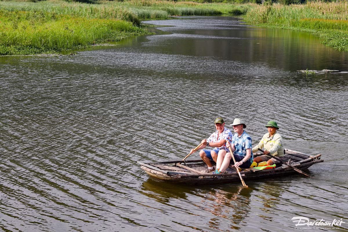 Trải nghiệm chèo thuyền trên đầm, du khách được cảm nhận bầu không khí thanh bình, yên ả, dường như không gian và thời gian đang chậm lại, giúp tâm hồn được thư thái. Ảnh: Đình Minh