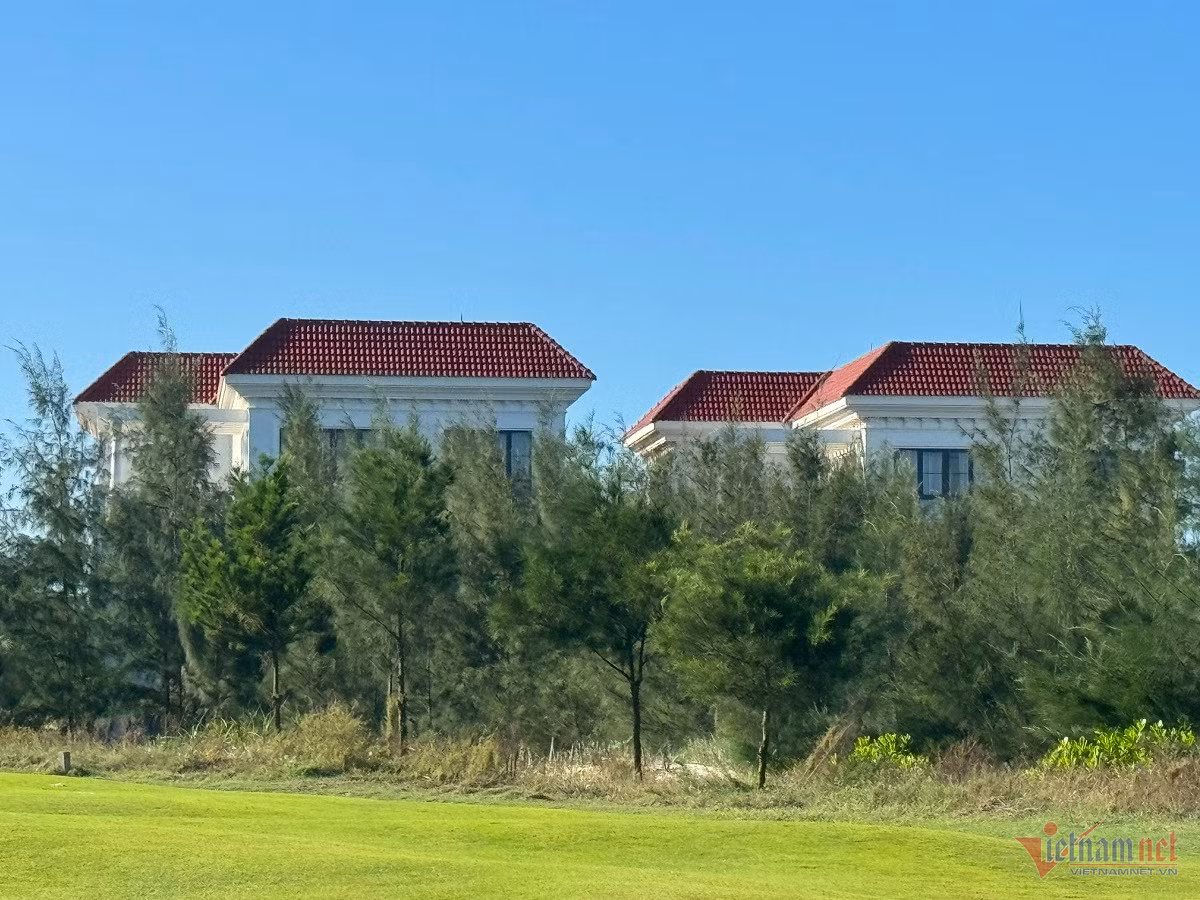 Nhưng sau 8 năm triển khai, dự án chỉ mới hoàn thành một số hạng mục. Tuy nhiên, đến nay, chỉ có sân golf được xây dựng gần như hoàn chỉnh và đi vào hoạt động, các hạng mục khác mới thi công phần móng hoặc phần thô. Móng nhà, biệt thự, khách sạn, trung tâm thương mại được xây lên rồi bỏ hoang, sắt thép rỉ sét, chỏng chơ. Theo một số người dân sống cạnh dự án, việc xây dựng dừng hẳn vào khoảng cuối năm 2022, chỉ còn lại khu vực sân golf và một số phân khu có vài bảo vệ trông coi. Ảnh: Hải Sâm