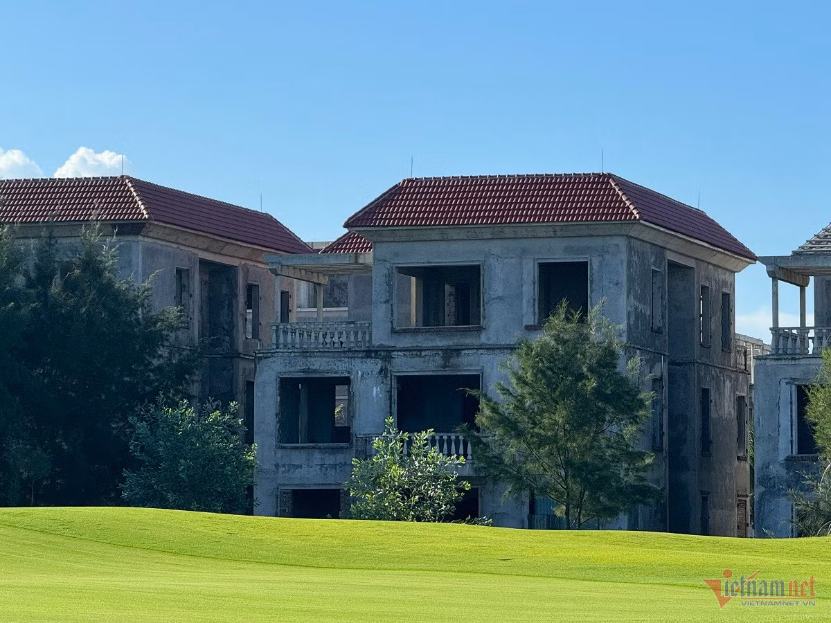 Các biệt thự xây thô rồi bị bỏ hoang, rất lãng phí. Giai đoạn đầu triển khai rầm rộ, dự án FLC Quảng Bình nổi lên như một khu vực đầy tiềm năng, hứa hẹn mang lại nhiều thay đổi cho địa phương. Hàng loạt sàn bất động sản tham gia phân phối khiến đất tại dự án cũng như các vùng lân cận được đẩy lên cao vút. Không ít nhà đầu tư đã đổ tiền vào đây, đến khi dự án dừng xây dựng thì cũng phải chịu cảnh ôm nợ, chôn vốn.