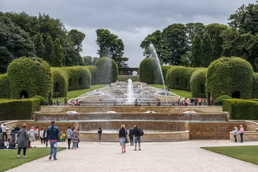 Khu vườn có nhiều điểm tham quan, trong đó có Grand Cascade, một đài phun nước khổng lồ.