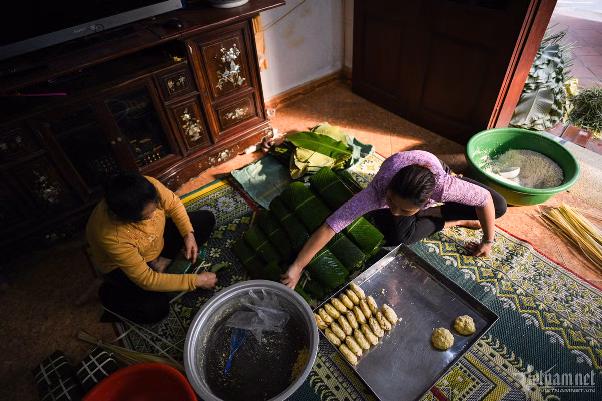 Cứ vào dịp tháng Chạp hàng năm, các thành viên trong gia đình bà Kim Liên, ông Nguyễn Hùng (ngoài 70 tuổi, ở Vân Canh, Hoài Đức, Hà Nội) lại tất bật gói bánh chưng bán lễ. Gần 30 năm qua cảnh này vẫn diễn ra đều đặn.