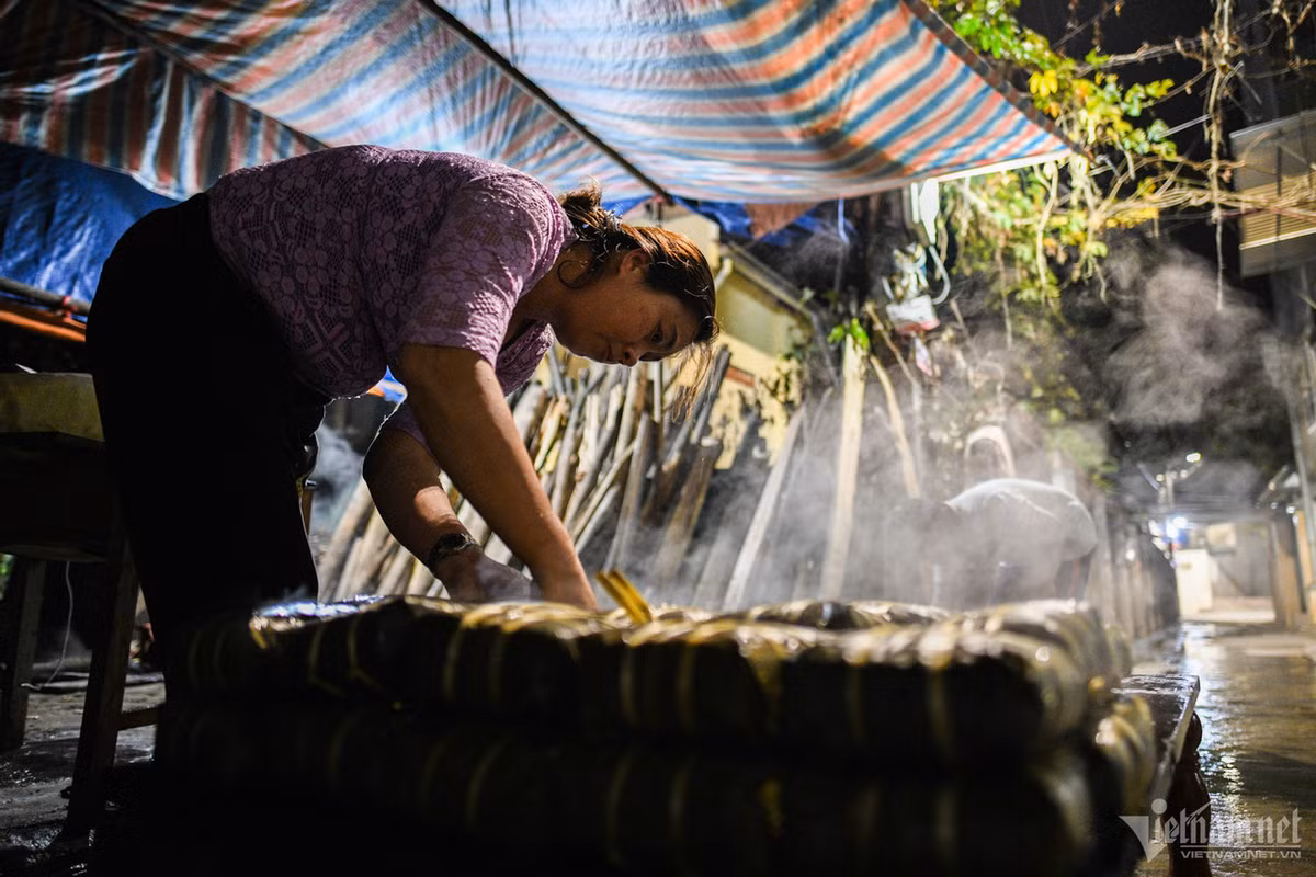 Bánh chưng nấu trong 6-7 tiếng, sau khi vớt được rửa lại bằng nước lạnh và ép bánh để giữ dáng vuông vắn.