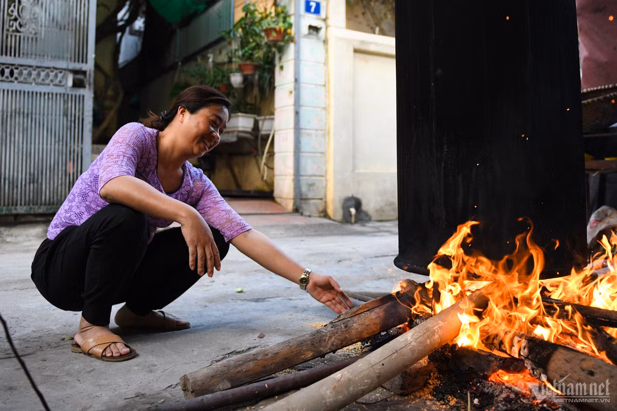 Khách hàng của gia đình chủ yếu là người quen. "Ngày Tết ông Công, ông Táo thì mỗi nhà khoảng 3-5 bánh, cận Tết thì có thể lên tới 50-70 chiếc. Ngoài việc dùng trong gia đình khách còn đặt bánh để làm quà đi biếu. Tôi thấy hiện nay trên thị trường có nhiều loại bánh, nhân đa dạng, phong phú nhưng có lẽ không gì thay thế được vị truyền thống. Bánh nhân đậu xanh, thịt mỡ luôn là mặt hàng bán chạy nhất", bà Liên nói.