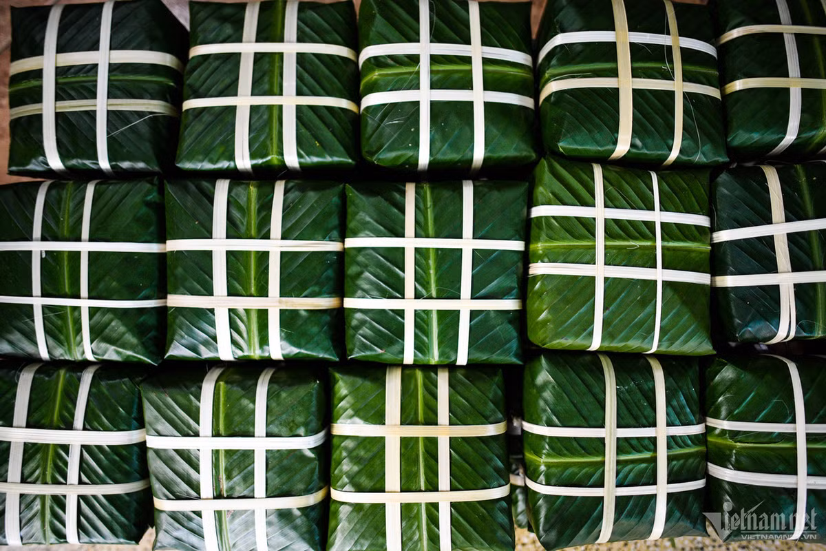 Bà Liên làm hai loại bánh chưng truyền thống gồm nhân mặn và nhân ngọt, giá bán 60.000 - 80.000 đồng/chiếc.